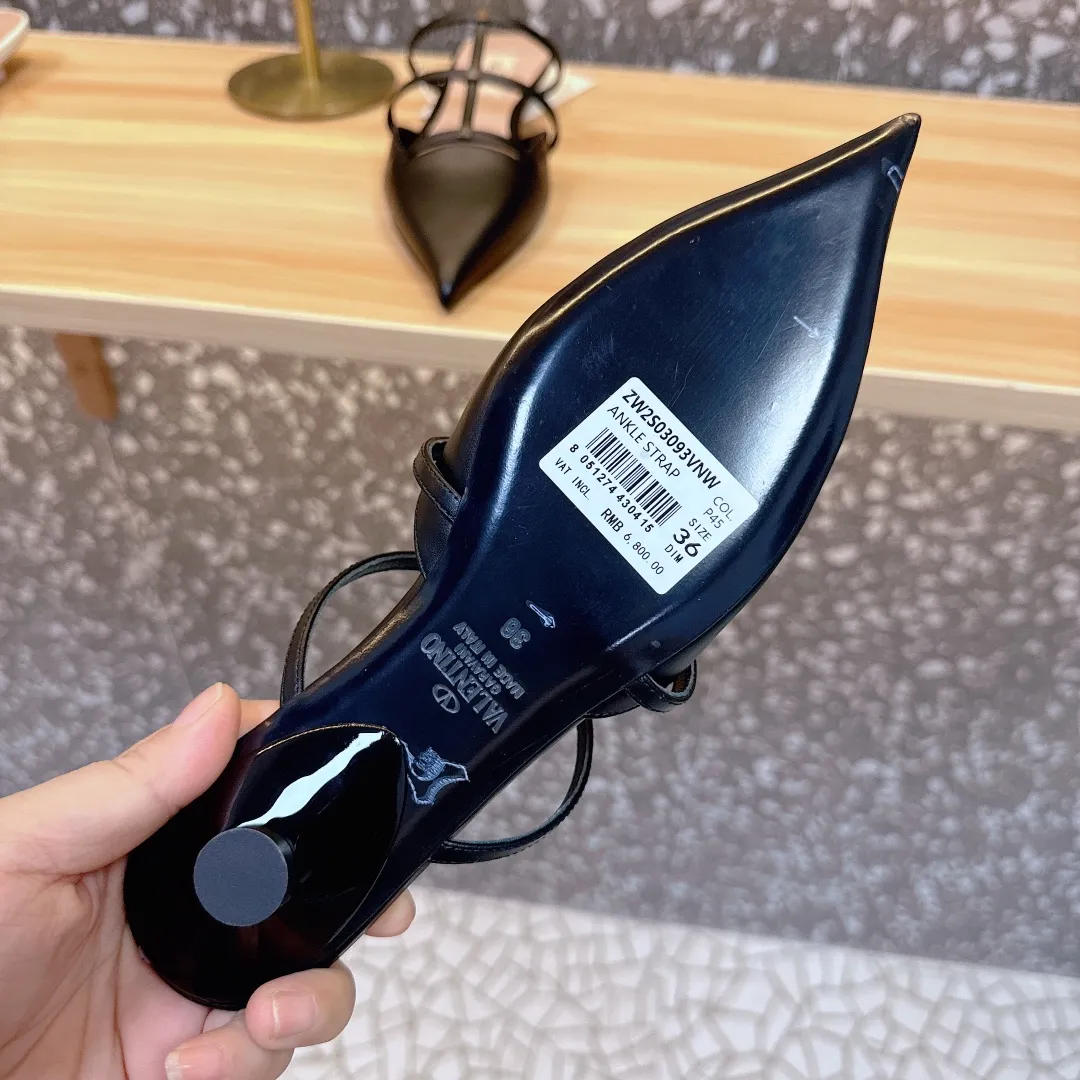👟👟Ex-factory price 560👟👟 Valentino’s hottest new product in 2024, the new Mule shoes are also very easy to wear...😈😈😈 The latest logo buckle Perfectly combined with sexy pointed toes❤️‍🔥❤️‍🔥❤️‍🔥❤️‍🔥It is simply the pinnacle of summer fashion💖💖💖💖Original replica Outsole: Italian genuine leather outsole Heel height: 2cm, 6.5cm Size: 35-39 (40 41 42 customized, non-refundable and non-exchangeable)